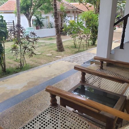 Galaxy Lounge Hotel Arugam Bay Bagian luar foto